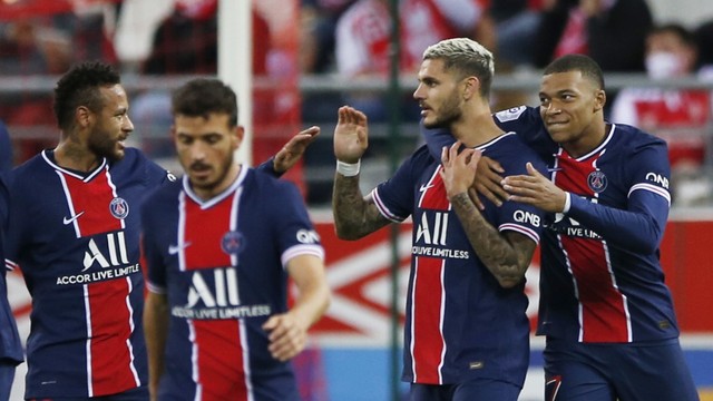 Neymar, Icardi e Mbappé comemoram um dos gols da vitória do PSG sobre o Reims