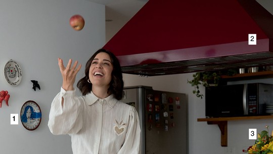 Roberta Sá mostra sua cozinha aberta com porcelana de família e obra de arte