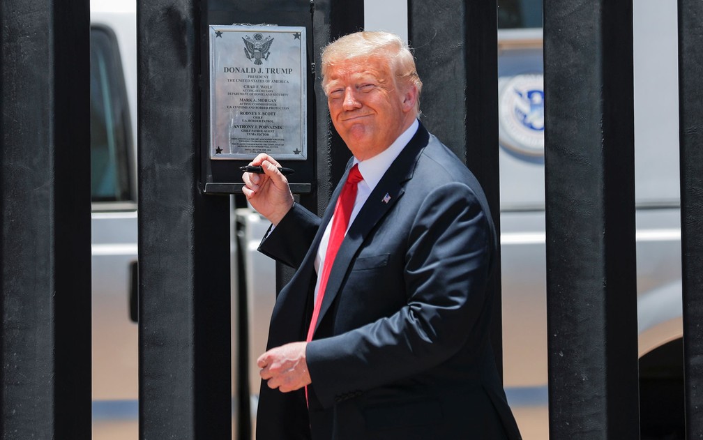O presidente dos EUA, Donald Trump, se prepara para assinar placa em trecho de muro na fronteira com o México, em San Luis, Arizona, — Foto: Reuters/Carlos Barria 