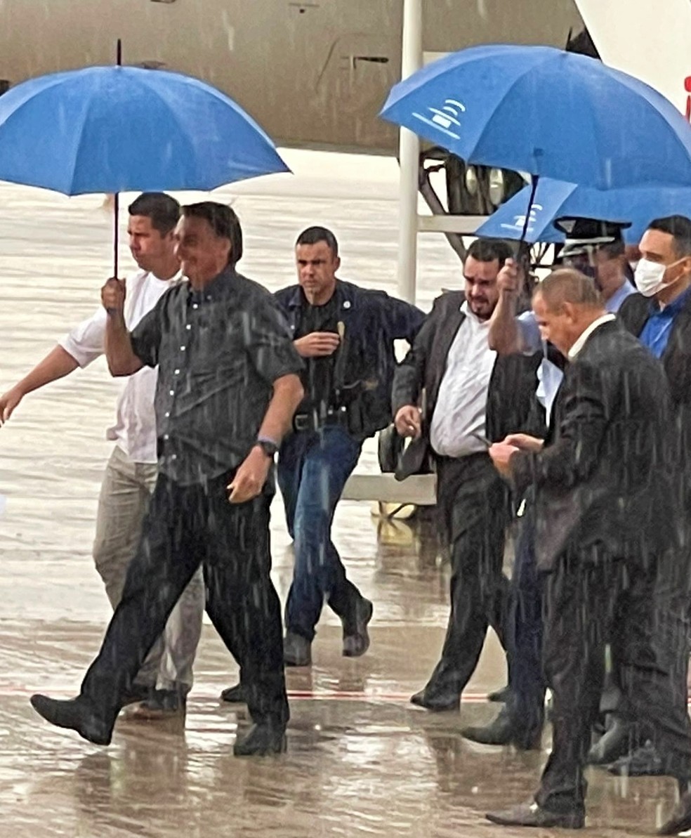 Presidente Jair Bolsonaro desembarca no aeroporto de Maringá, nesta sexta-feira (1°) — Foto: Samu 192/Divulgação