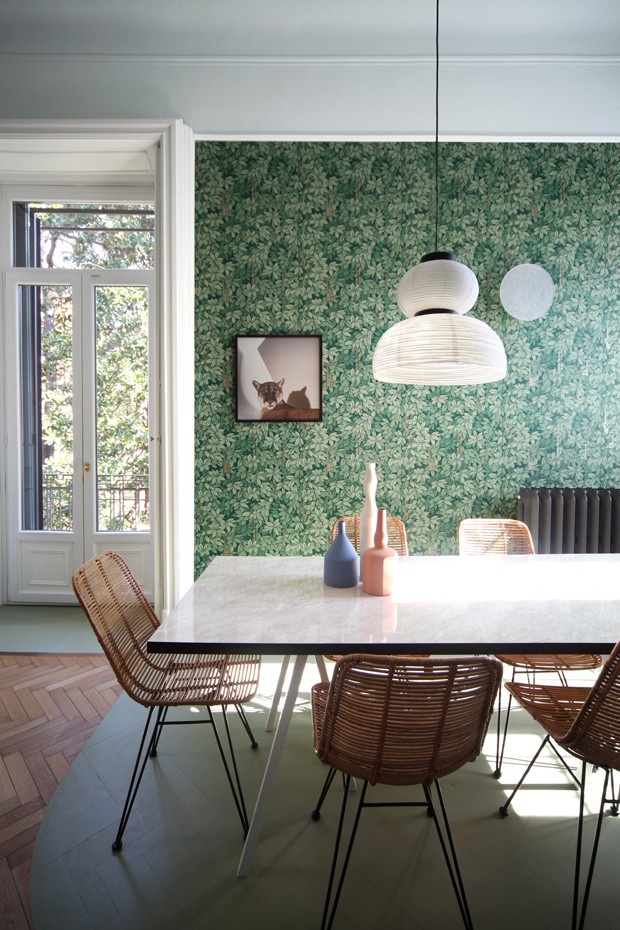 Décor do dia: sala de jantar com papel de parede de folhagem (Foto:  Por Paula Jacob | Fotos Carola Ripamonti/Divulgação)