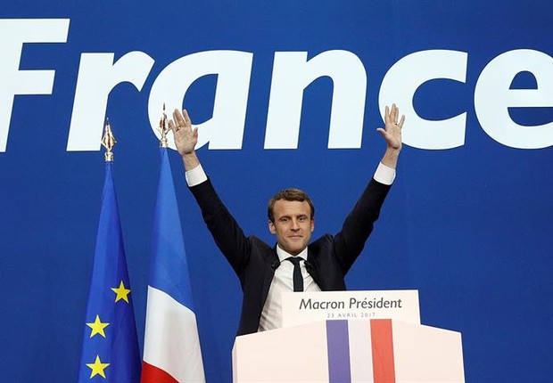 Emmanuel Macron comemora vitória no primeiro-turno das eleições na França (Foto: EFE/EPA/YOAN VALAT)