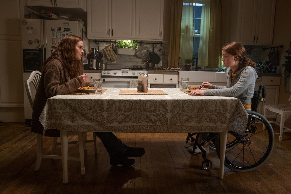 Chloe (Kiera Allen) tenta descobrir os segredos e real comportamento da mãe Diane (Sarah Paulson) — Foto: Reprodução/Rotten Tomatoes