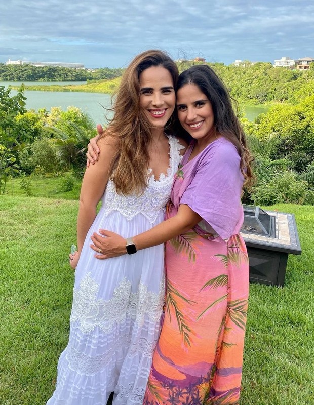 Wanessa e Camilla Camargo na área externa de casa no Espírito Santo (Foto: Reprodução/Instagram)