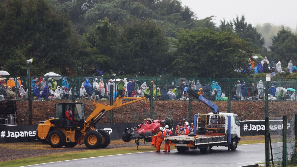 Trator remove Ferrari de Carlos Sainz da pista, após colisão em largada no GP do Japão — Foto: Bryn Lennon - Formula 1/Formula 1 via Getty Images
