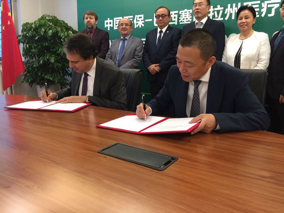 O governador do Ceará, Camilo Santana, assina acordo com Gao Yuwen, presidente da estatal chinesa Meheco, em Pequim (Foto: Divulgação)
