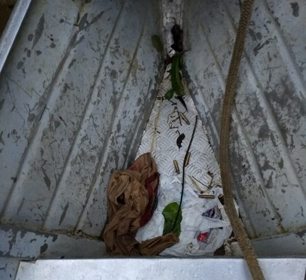 ProjÃ©teis encontrados dentro de embarcaÃ§Ã£o da Funai apÃ³s o ataque na madrugada de sÃ¡bado (22) â Foto: DivulgaÃ§Ã£o/PolÃ­cia Militar