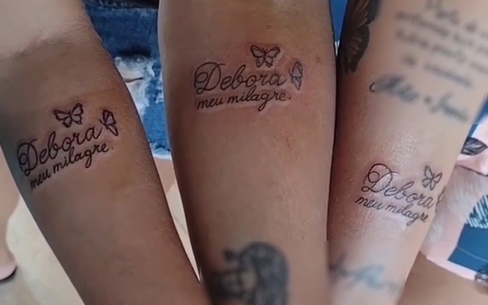 Amigas fizeram tatuagens em homenagem à Débora Barros dos Santos, de 25 anos, suspeita de fingir que tinha leucemia para aplicar golpes em colegas de trabalhos, em Pirenópolis — Foto: Reprodução/Redes Sociais