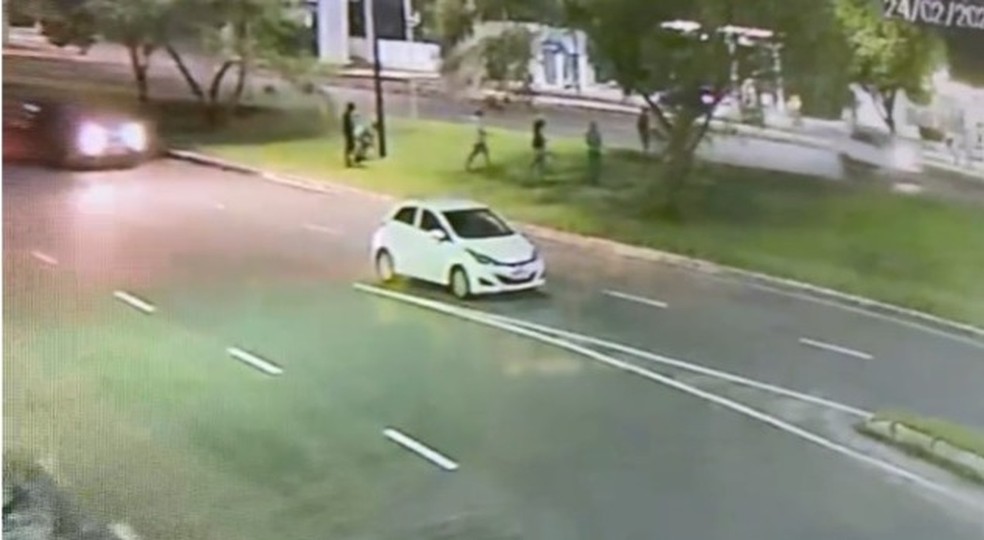 Seis pessoas são vistas em ataque ao ônibus do Bahia, além do motorista do carro branco — Foto: Reprodução