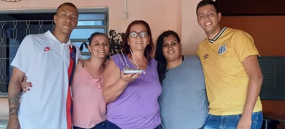 João Victor ao lado dos três irmãos e da mãe — Foto: Mary Oliveira/Arquivo pessoal