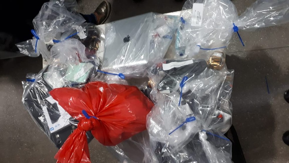 Soldados da Polícia Militar são presos pelo crime de extorsão na Região Metropolitana de Salvador. — Foto: SSP-BA / Divulgação 