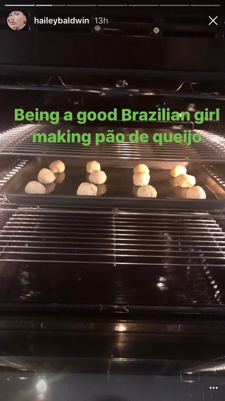 Hailey Baldwin fazendo pão de queijo (Foto: Instagram/Reprodução)