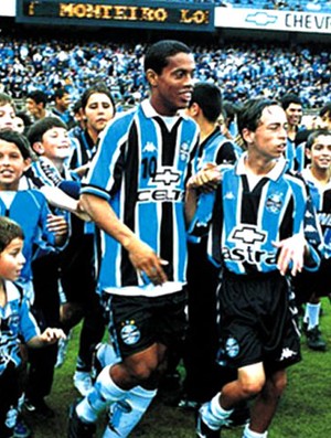 Na Memória: Ronaldinho Gaúcho faz, e Grêmio bate Corinthians em 2000