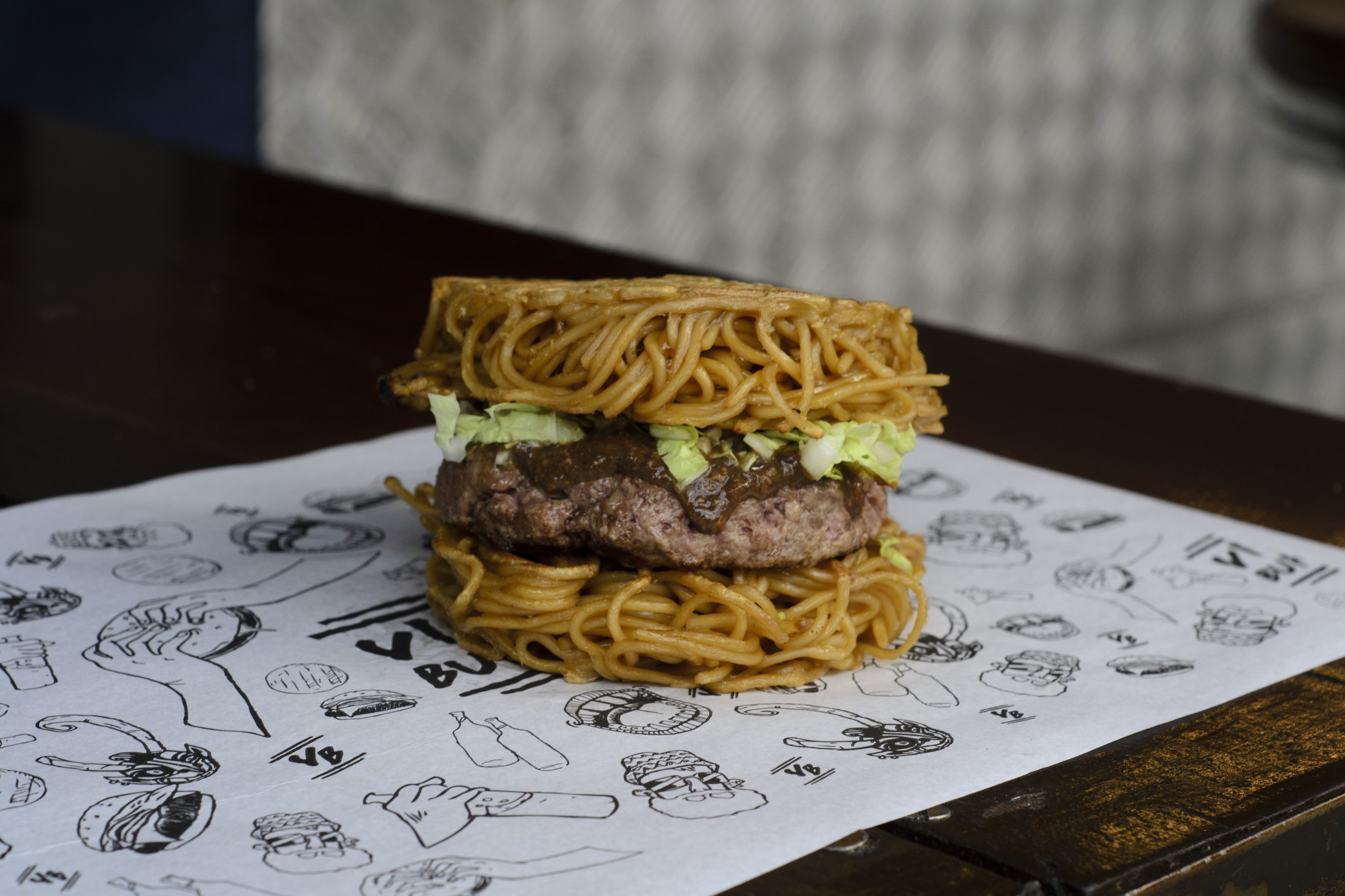 Ramen Burger, oferecido pelo Vinil Burger: hambúrguer bovino de 90g, com molho agridoce e acelga fatiada e dois buns de lámem selados (Foto: Smorgasburg/ Divulgação)