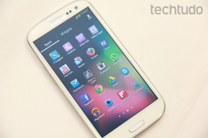 Galaxy S4 oferece uma tela Amoled em HD com 4,8 polegadas (Foto: Allan Melo/TechTudo)