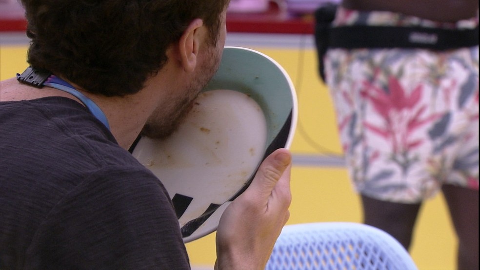 Lucas lambendo prato na cozinha do VIP — Foto: Globo