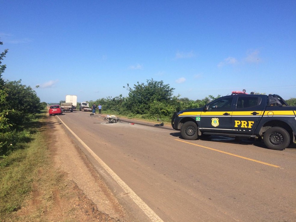 Motociclista morreu no local. Acidente aconteceu na BR-405, em MossorÃ³ âÂ€Â” Foto: Hugo Andrade/Inter TV Costa Branca