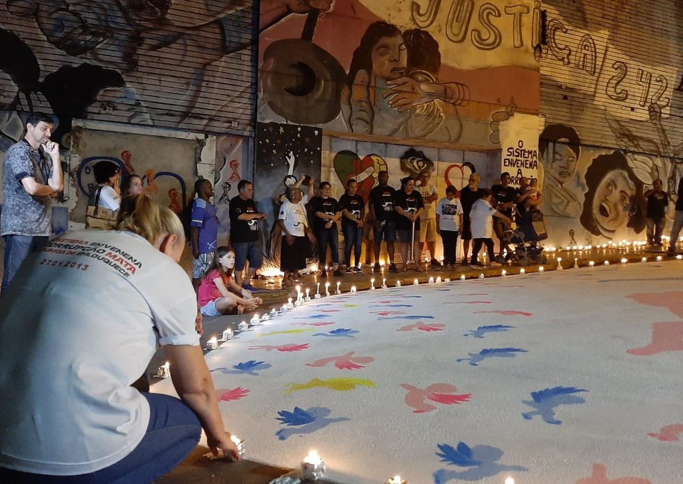 Familiares realizaram uma homenagem durante a madrugada  — Foto: Tiago Guedes/RBS TV