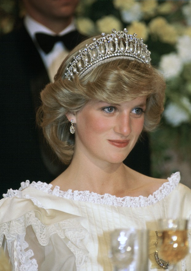NEW ZEALAND - APRIL 29:  Princess Diana At A Banquet In New Zealand Wearing The Cambridge Knot Tiara ( Queen Mary's Tiara  ) With Diamond Earrings. Her Cream Silk Organza Evening Dress Is Designed By Fashion Designer Gina Fratini  (Photo by Tim Graham Pho (Foto: Tim Graham Photo Library via Get)