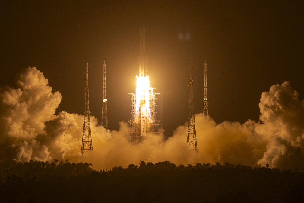 Foto mostra foguete Longa Marcha-5 levandoa sonda Chang'e 5 em imagem de novembro de 2020 — Foto: Mark Schiefelbein/AP