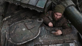 Soldado ucraniano Yevgen Omelnyk, 25, senta-se em seu tanque em uma posição perto de uma linha de frente na região de Kharkiv — Foto: ANATOLII STEPANOV/AFP