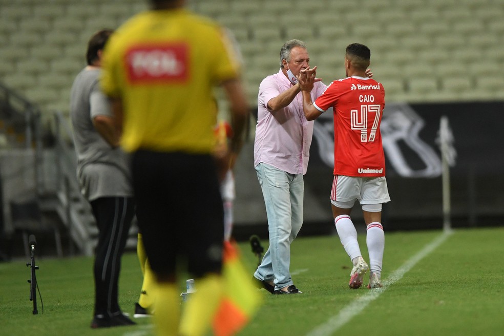 Abel Braga foi respons&aacute;vel pela ascens&atilde;o do jovem Caio Vidal &mdash; Foto: Ricardo Duarte / Internacional