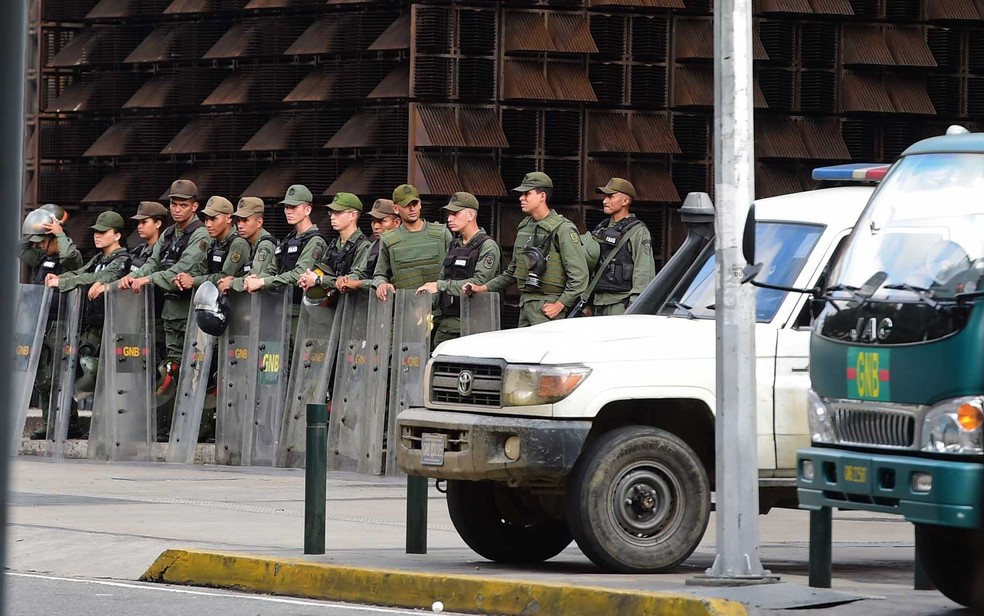 Membros da segurança nacional cercaram a sede do Ministério Público, na Venezuela, no sábado (5) (Foto: Ronaldo Schemidt/AFP)