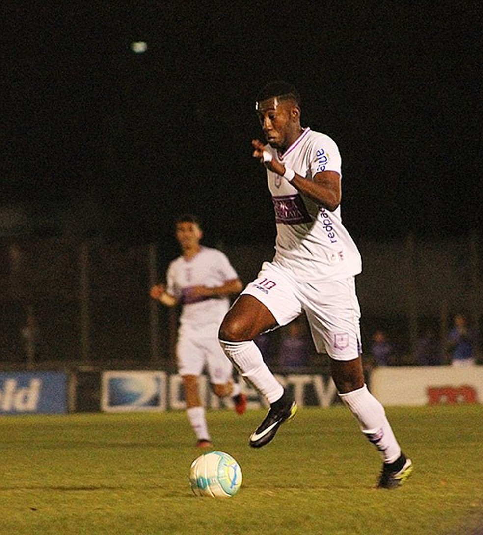Gonzalo Carneiro pode jogar como centroavante e também fora da área (Foto: Divulgação / Defensor Sporting)