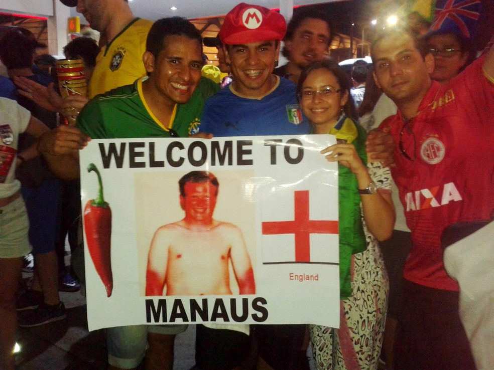 Torcedor amazonense faz cartaz para responder ingleses sobre calor em Manaus — Foto: João Paulo Maia