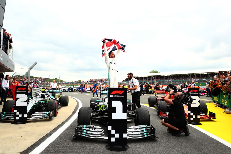 Lewis Hamilton comemora a vitória em Silverstone em 2019 — Foto: Getty Images