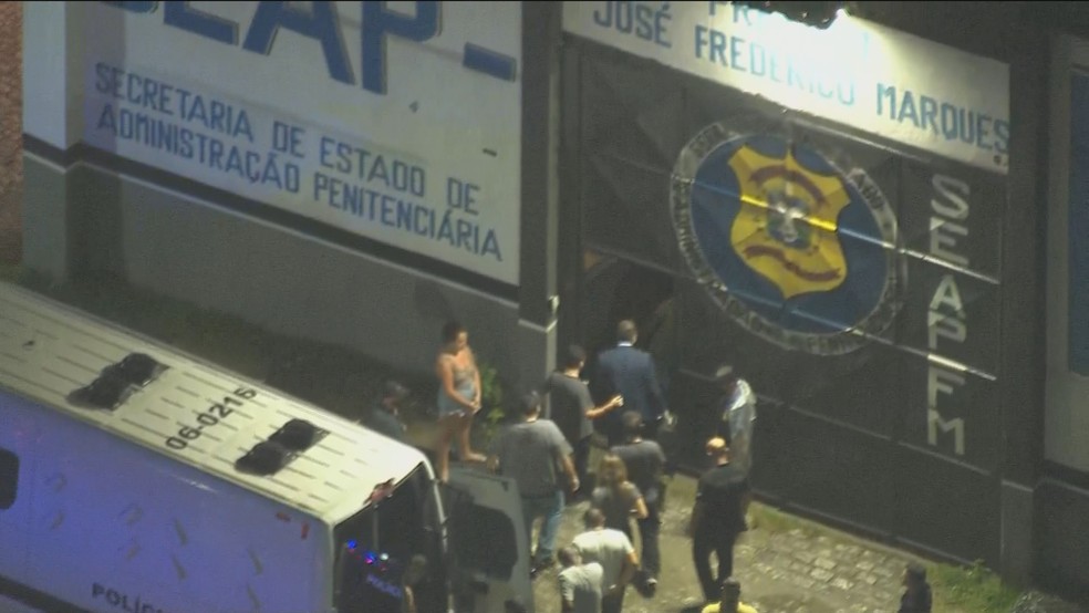 Marcelo Crivella entra no Presídio de Benfica — Foto: TV Globo