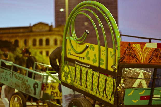 Catadores em ação da ONG Pimp My Carroça (Foto: Circuito Fora do Eixo/Flickr)