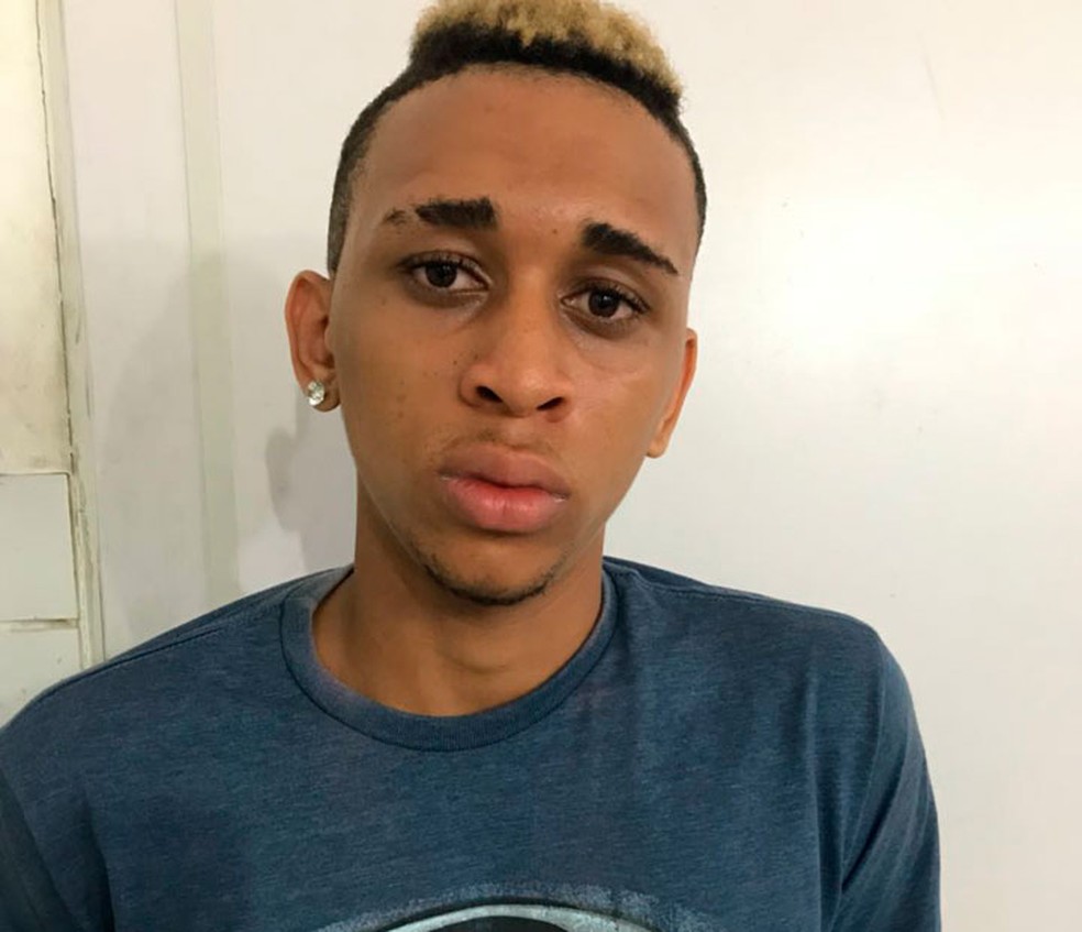 Jovem foi preso suspeito de comandar ataque que deixou trÃªs Ã´nibus queimados no Nordeste de Amaralina (Foto: DivulgaÃ§Ã£o/SSP)
