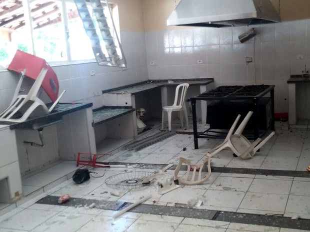 Lanchonete ficou depredada e homem que trabalhava no local foi agredido - Show MC Kauan Piracicaba (Foto: Araripe Castilho/G1)
