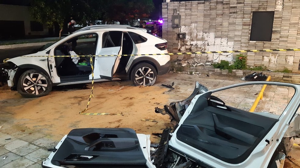 Portas do ve&iacute;culo foram retiradas pelo Corpo de Bombeiros durante resgate de v&iacute;timas no acidente em Natal. &mdash; Foto: S&eacute;rgio Henrique Santos/Inter TV Cabugi