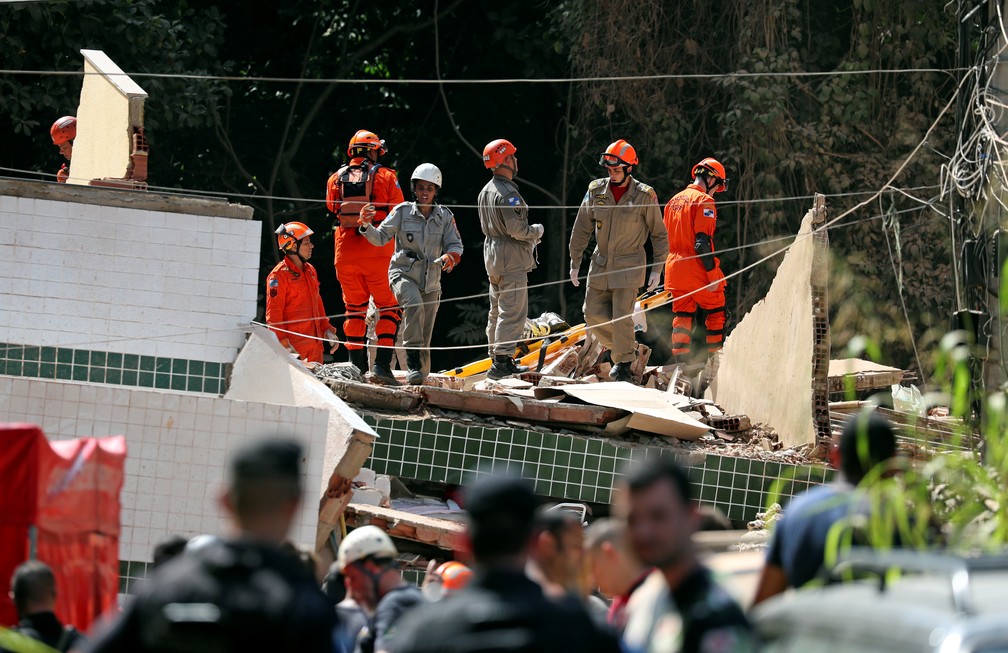 Bombeiros buscam vítimas em escombros de prédios que desabaram no Rio — Foto: Ricardo Moraes/Reuters
