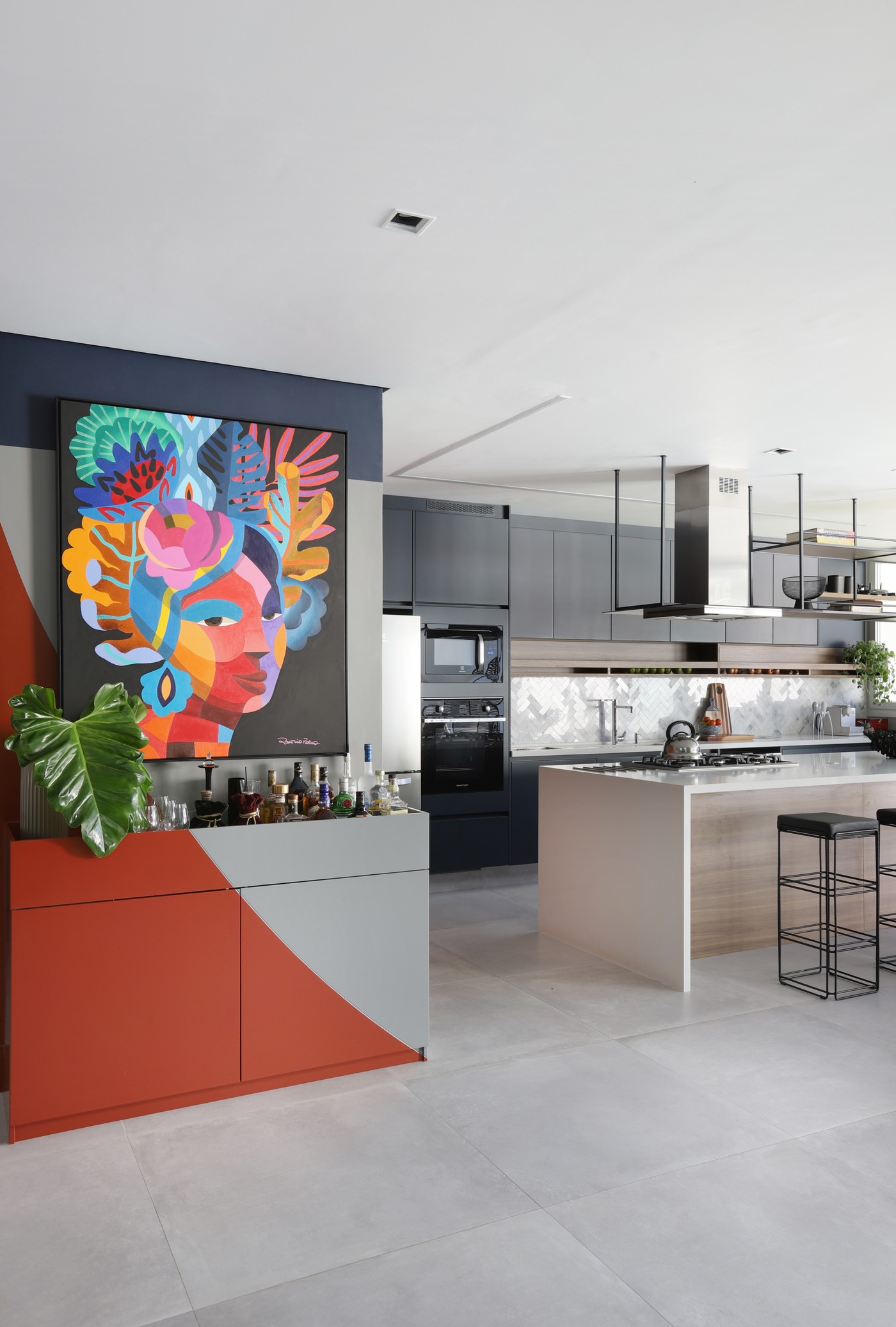 Décor do dia: cozinha aberta para a sala tem pintura geométrica e decoração jovial (Foto: Mariana Orsi)