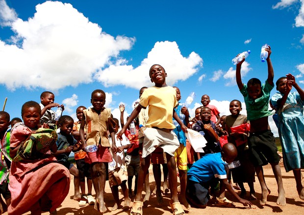 Milhares de crianças do Malawi são beneficiadas anualmente graças aos esforços da ONG fundada por Madonna (Foto: Getty Images)
