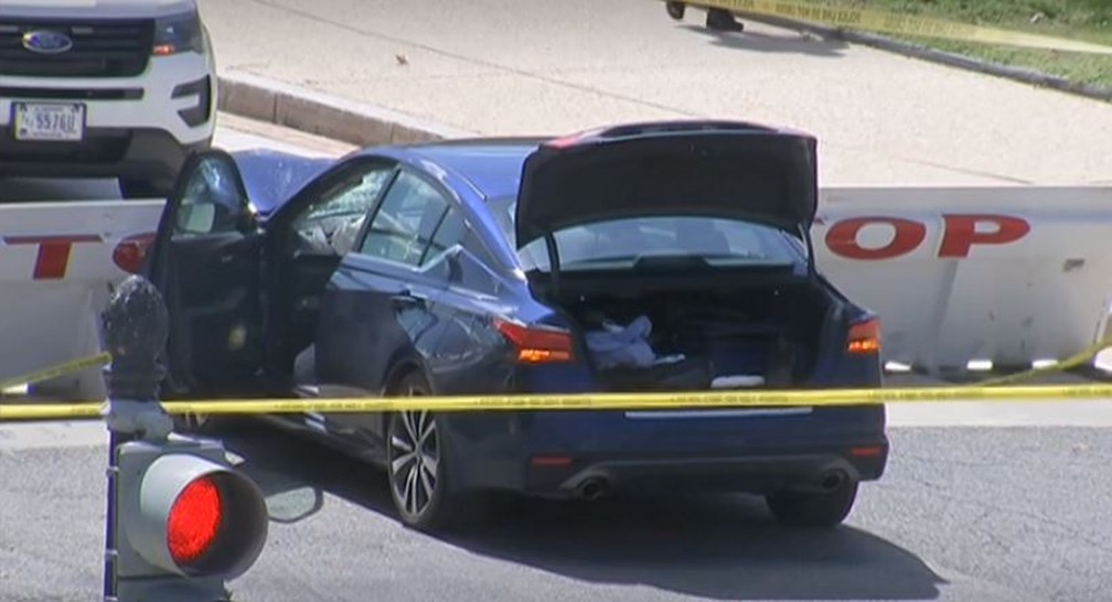 Carro atropelou dois agentes na porta do Capitólio, segundo a polícia — Foto: NBC