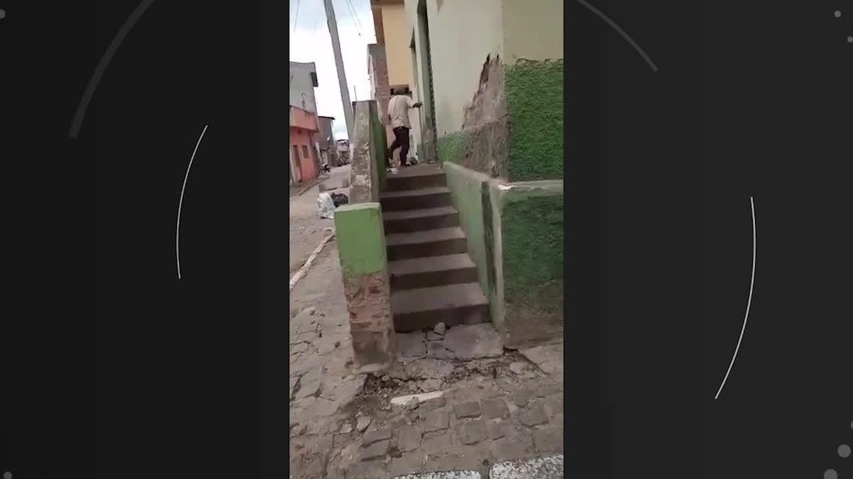 VÍDEO: vereador de Altinho é flagrado jogando pedras em prédio público da cidade