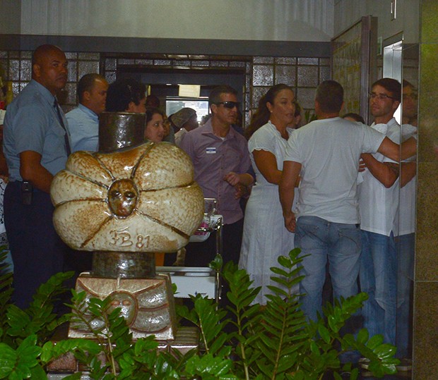 Ivete Sangalo deixa hospital Foto AgNews