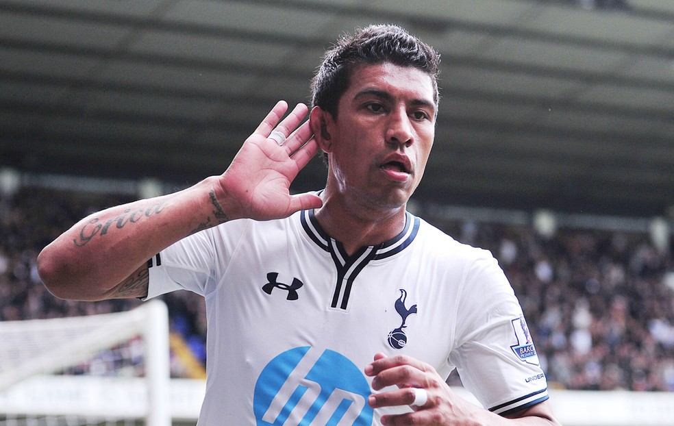 Paulinho estava em baixa no Tottenham em 2014 (Foto: AFP)