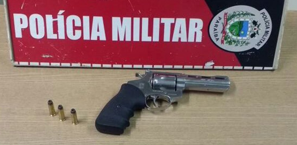 Revólver calibre 38, cromado, com três munições foi encontrado na cintura de Aldair Playboy, diz PM (Foto: Capitão Clecitoni Albuquerque/Polícia Militar da Paraíba )