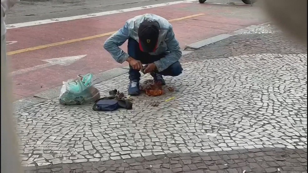 Homem é flagrado roubando cobre de semáforo no Largo do Paissandu, no Centro de São Paulo. — Foto: Reprodução/TV Globo