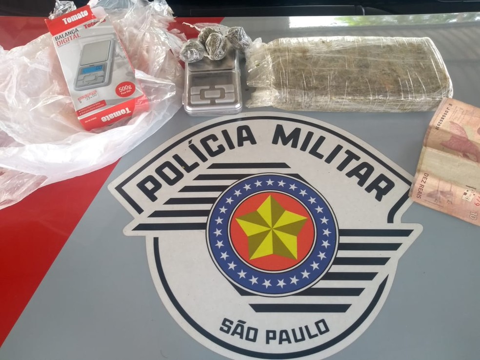 Tijolo de maconha e porções da droga foram apreendidos em Botucatu  — Foto: Polícia Militar / Divulgação 