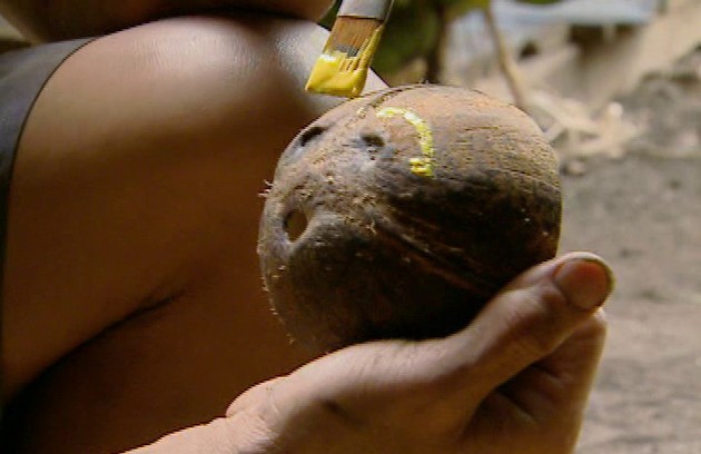O primeiro amuleto falso foi criado por Yau-Man Chan na temporada de Fiji do 'Survivor'. O objeto acabou não sendo usado por ele e não interferiu no jogo (Foto: Reprodução)