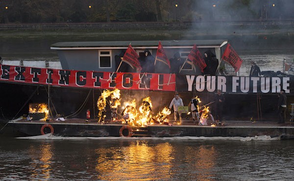 Os bonecos de políticos britânicos que queimaram na mesma cerimônia de destruição dos itens dos Sex Pistols (Foto: Getty Images)