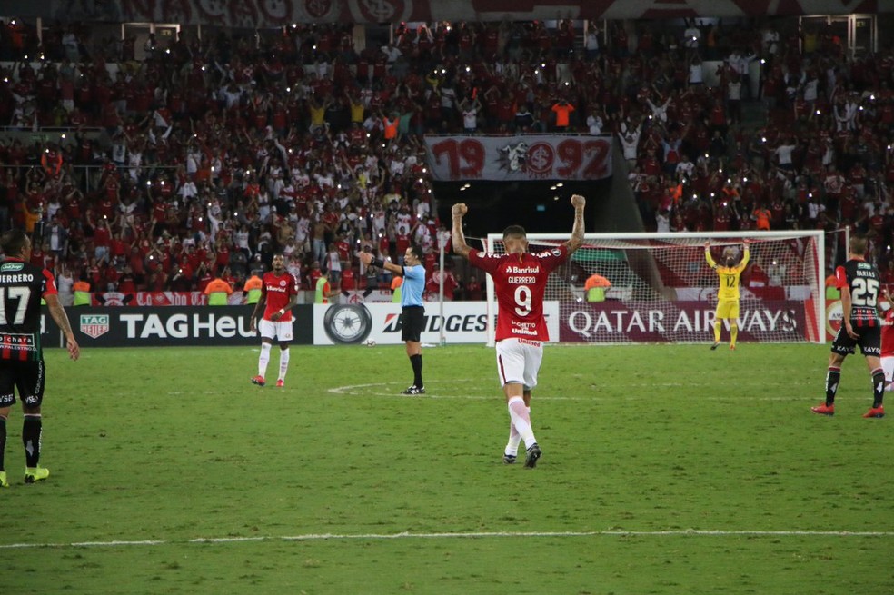 Guerrero vibra ap&oacute;s encerramento da partida &mdash; Foto: Eduardo Deconto / GloboEsporte.com