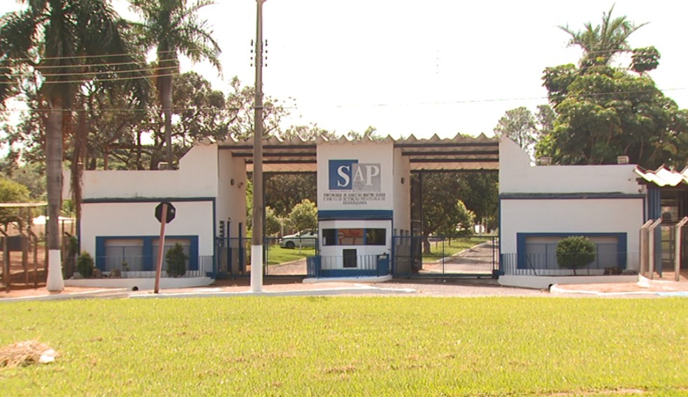 Jovem de 18 anos é presa após tentar entrar com drogas nas partes íntimas em Penitenciária de Araraquara — Foto: Reprodução EPTV