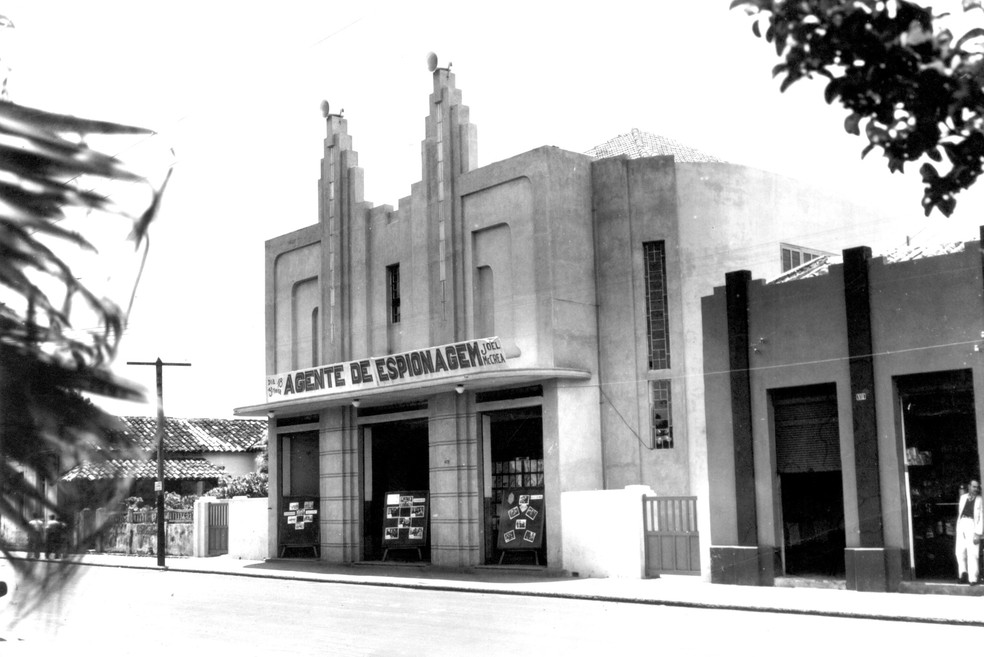 Cine João Gomes, na década de 1940, que funcionava na Rua Tenente Nicolau Maffei, em frente à Praça Nove de Julho — Foto: Museu e Arquivo Histórico